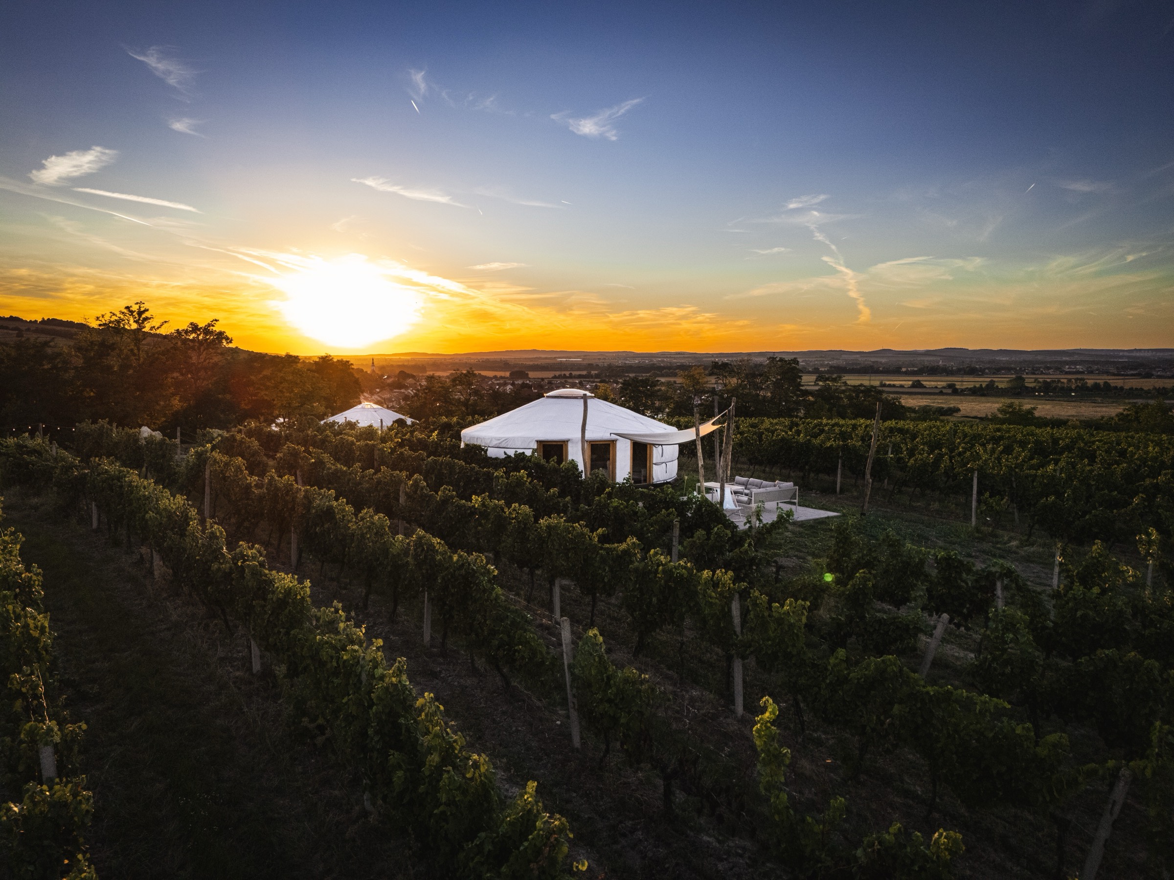 Jurta Lia z dronu pri zapadu slunce