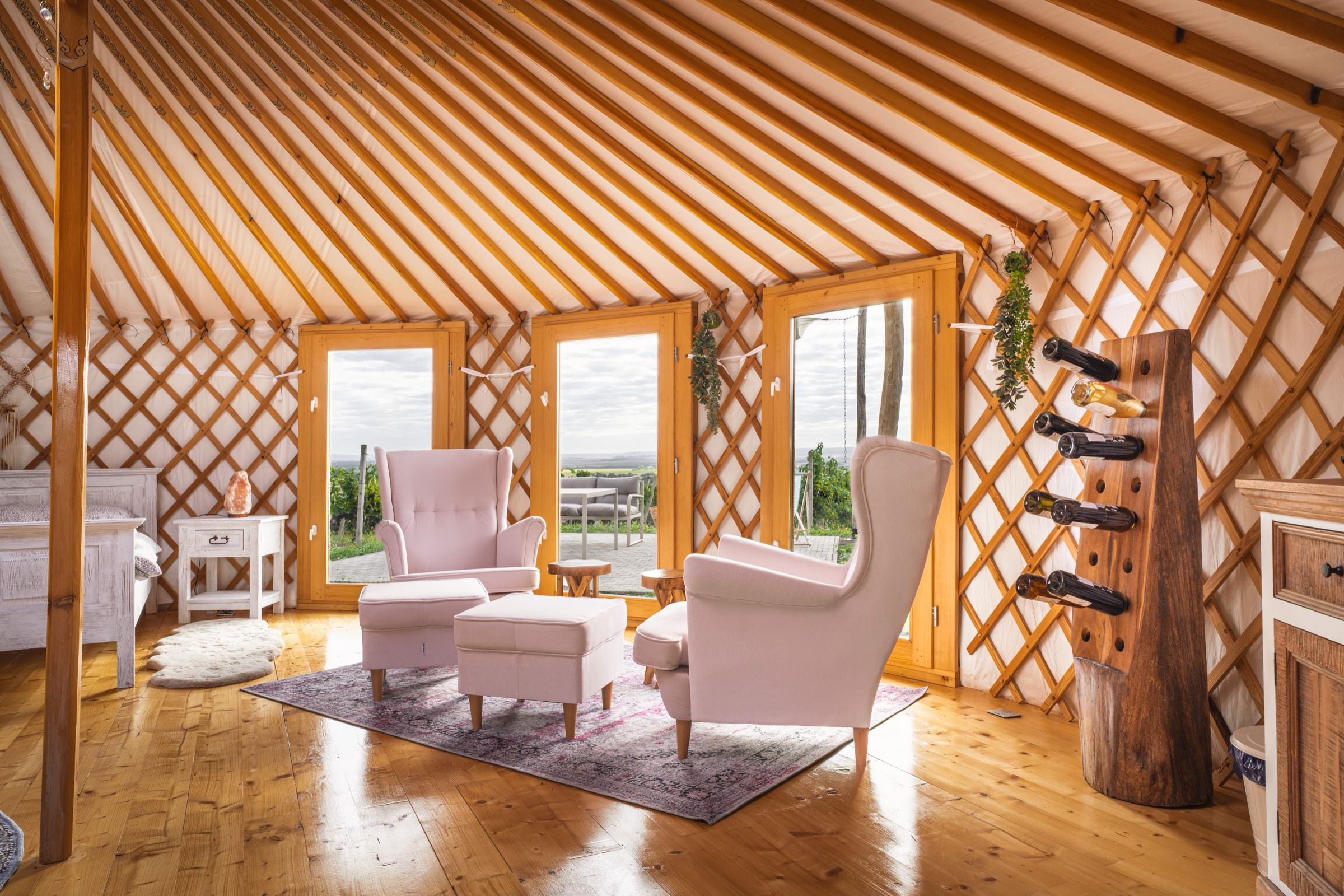 Ruzova kresla a vinny stojan